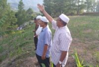 H Kamaludin menunjukkan batas batas tanah yang akan diwakafkan | doc | inset |