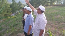 H Kamaludin menunjukkan batas batas tanah yang akan diwakafkan | doc | inset |