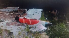 Rongsokan pesawat Boing 787 Dreamliner yang menewaskan 260 orang | photo | cut | reuters