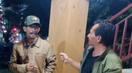 Jack Gayo pakai topi bersama wartawan insetgalusnews pada sesi wawancara, Sabtu 12 Juli 2025 | doc | inset |