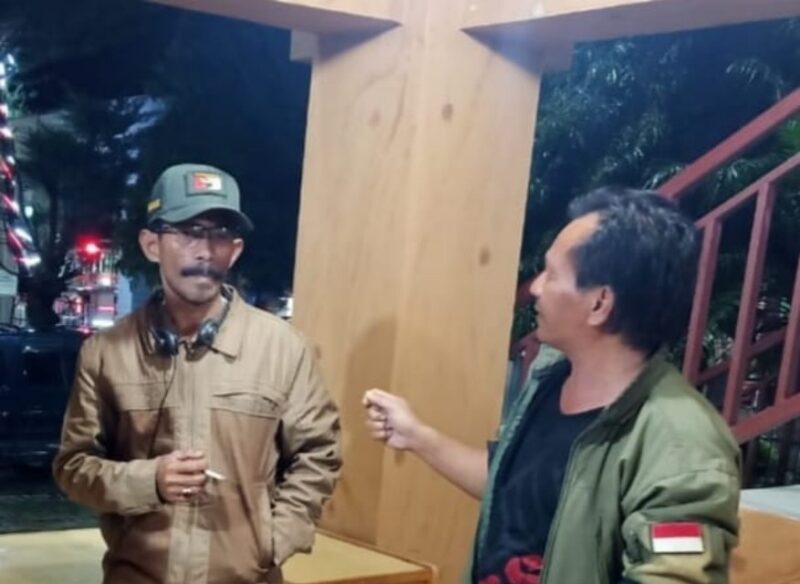 Jack Gayo pakai topi bersama wartawan insetgalusnews pada sesi wawancara, Sabtu 12 Juli 2025 | doc | inset |