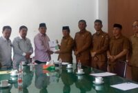 Wakil Bupati H Maliki didampingi Sekretaris Daerah H Jata serahkan RPJMK 2025-2029, yang diterima langsung oleh Ketua DPRK H Ali Husin dan Komisi I Bidang Pemerintahan |doc|insetgalusnews|