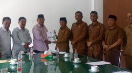 Wakil Bupati H Maliki didampingi Sekretaris Daerah H Jata serahkan RPJMK 2025-2029, yang diterima langsung oleh Ketua DPRK H Ali Husin dan Komisi I Bidang Pemerintahan |doc|insetgalusnews|