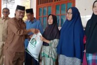Plt Kepala Dinas Perdagangan,Koperasi & UKM saat menyalurkan beras bantuan pangan kepada keluarga rentan | doc | Deprindagkop |