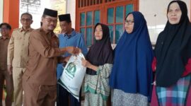 Plt Kepala Dinas Perdagangan,Koperasi & UKM saat menyalurkan beras bantuan pangan kepada keluarga rentan | doc | Deprindagkop |