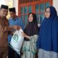 Plt Kepala Dinas Perdagangan,Koperasi & UKM saat menyalurkan beras bantuan pangan kepada keluarga rentan | doc | Deprindagkop |