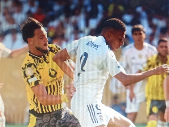 Kylian Mbappe dibayangi  Ramy Bensebaini dalam pertandingan perempat final Piala Dunia Klub 2025 antara Real Madrid vs Borussia Dortmund | Fhoto|cut|Google