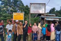 Anggota DPR-Ri H Irmawan dan Pimpinan DPRK Fahmi Sahab bersama warga Putri Betung |doc|inset|