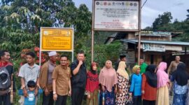 Anggota DPR-Ri H Irmawan dan Pimpinan DPRK Fahmi Sahab bersama warga Putri Betung |doc|inset|