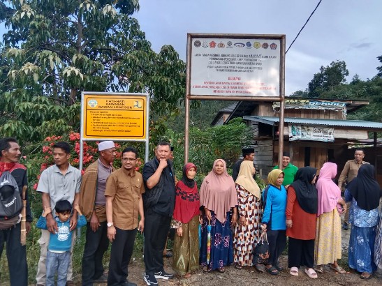 Anggota DPR-Ri H Irmawan dan Pimpinan DPRK Fahmi Sahab bersama warga Putri Betung |doc|inset|