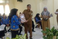 Kacabdin Gayo Lues Basri Spd serahkan SK kepada Tenaga Kerja Kontrak Daerah di aula Cabang Dinas Pendidikan Gayo Lues