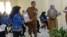 Kacabdin Gayo Lues Basri Spd serahkan SK kepada Tenaga Kerja Kontrak Daerah di aula Cabang Dinas Pendidikan Gayo Lues