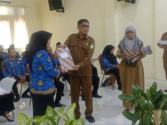 Kacabdin Gayo Lues Basri Spd serahkan SK kepada Tenaga Kerja Kontrak Daerah di aula Cabang Dinas Pendidikan Gayo Lues