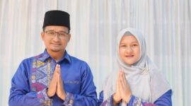 Pimpinan Dewan Perwakilan Rakyat Kabupaten Gayo Lues Fahmi Sahab Spd Mpd bersama Istri |doc|inset| 