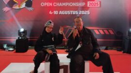 Haura Nazihah bersama pelatihnya dari SMPT Muhamaddiyah Galus |doc|inset|