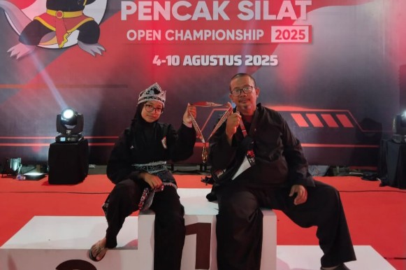 Haura Nazihah bersama pelatihnya dari SMPT Muhamaddiyah Galus |doc|inset|