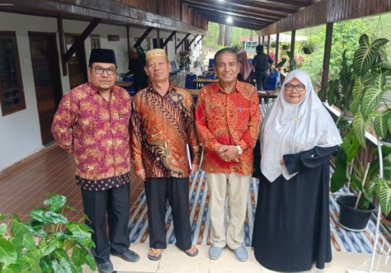 Fhoto dari kiri kekanan: Tgk Ahmad Zaini, Hardansyah, Idris Arlem, Nurhayati Sahali | doc | inset |