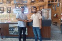 Kepala Bank Aceh Syariah Cabang Blangkejeren Mahara Miko dan Owner Aroma Louser Coffee | doc | inset |