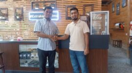 Kepala Bank Aceh Syariah Cabang Blangkejeren Mahara Miko dan Owner Aroma Louser Coffee | doc | inset |