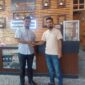 Kepala Bank Aceh Syariah Cabang Blangkejeren Mahara Miko dan Owner Aroma Louser Coffee | doc | inset |