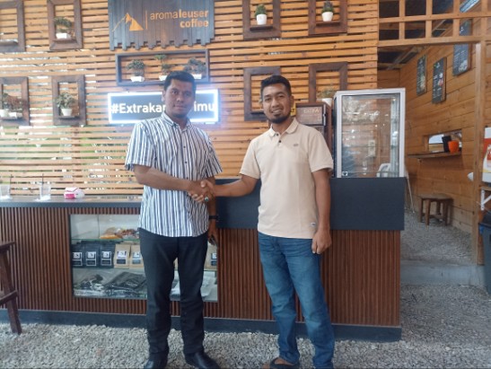 Kepala Bank Aceh Syariah Cabang Blangkejeren Mahara Miko dan Owner Aroma Louser Coffee | doc | inset |