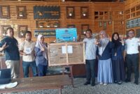 Pimpinan Bank Aceh Syariah Cabang Blangkejeren bersama staf saat penyerahan hadiah | doc | inset |
