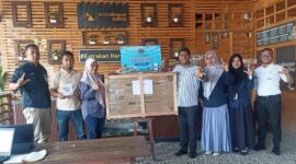 Pimpinan Bank Aceh Syariah Cabang Blangkejeren bersama staf saat penyerahan hadiah | doc | inset | 