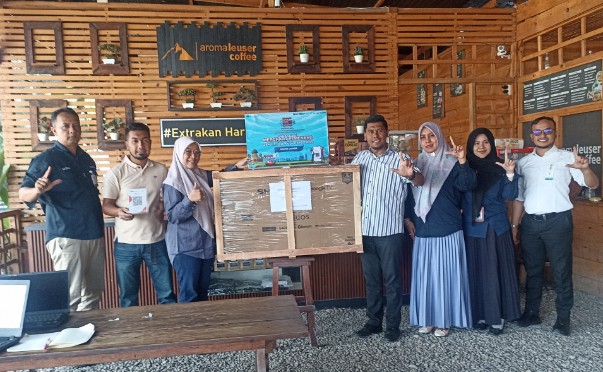 Pimpinan Bank Aceh Syariah Cabang Blangkejeren bersama staf saat penyerahan hadiah | doc | inset | 