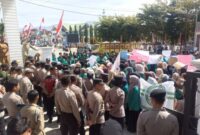 Fhoto|doc| Mahasiswa PSDKU Unsyiah Blang Nangka-Gayo Lues sampaikan aspirasi di depan Pendopo Bupati Galus, Selasa (26/8/2025)