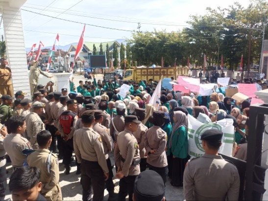 Fhoto|doc| Mahasiswa PSDKU Unsyiah Blang Nangka-Gayo Lues sampaikan aspirasi di depan Pendopo Bupati Galus, Selasa (26/8/2025)