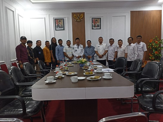 Fhoto|doc| Bupati Gayo Lues bersama Pengurus Asosiasi Pengepul Getah Pinus Merkusi Gayo, Rabu (27/8/2025) 