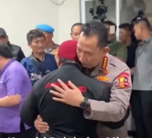 Fhoto|cut|google| Kapolri kunjungi korban dan minta maaf pada keluarga korban di RSCM di Jakarta