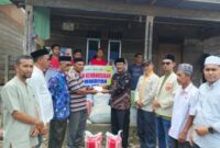 Pengurus Muhamadiyah Kabupaten Gayo Lues serahkan bantuan kepada korban kebakaran Jeret Onom, Putri Betung, Sabtu (18/10/2025)