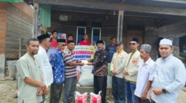 Pengurus Muhamadiyah Kabupaten Gayo Lues serahkan bantuan kepada korban kebakaran Jeret Onom, Putri Betung, Sabtu (18/10/2025)