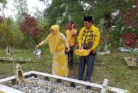 Ketua DPRK Gayo Lues H Ali Husin beserta Istri Ika Mifta Husin ziarah kemakam sepuh Golkar Gayo Lues di Kutepanyang, Minggu (19/10)