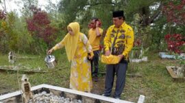 Ketua DPRK Gayo Lues H Ali Husin beserta Istri Ika Mifta Husin ziarah kemakam sepuh Golkar Gayo Lues di Kutepanyang, Minggu (19/10)