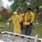 Ketua DPRK Gayo Lues H Ali Husin beserta Istri Ika Mifta Husin ziarah kemakam sepuh Golkar Gayo Lues di Kutepanyang, Minggu (19/10)