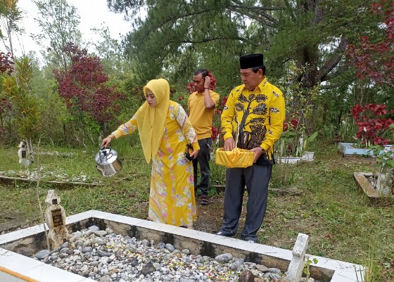 Ketua DPRK Gayo Lues H Ali Husin beserta Istri Ika Mifta Husin ziarah kemakam sepuh Golkar Gayo Lues di Kutepanyang, Minggu (19/10)