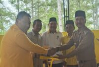 Ketua Fraksi Partai Golkar Gayo Lues Dedi Yoviansah serahkan cendera mata kepada ahli waris H Hasan Burhan, Senin (20/10)