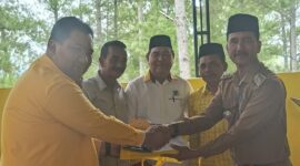 Ketua Fraksi Partai Golkar Gayo Lues Dedi Yoviansah serahkan cendera mata kepada ahli waris H Hasan Burhan, Senin (20/10)