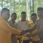 Ketua Fraksi Partai Golkar Gayo Lues Dedi Yoviansah serahkan cendera mata kepada ahli waris H Hasan Burhan, Senin (20/10)