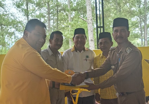 Ketua Fraksi Partai Golkar Gayo Lues Dedi Yoviansah serahkan cendera mata kepada ahli waris H Hasan Burhan, Senin (20/10)