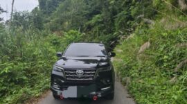 Mobil Pribadi yang melintasi Jalan Gayo Lues - Aceh Timur, Selasa (21/10)