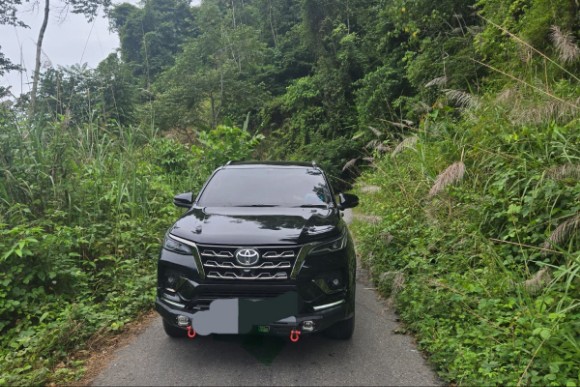 Mobil Pribadi yang melintasi Jalan Gayo Lues - Aceh Timur, Selasa (21/10)