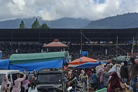 Pengunjung padati stadion Buntul Nege-Blangsre, Final Pacuan Kuda tradisional Gayo Lues, Minggu (24/10/2025)