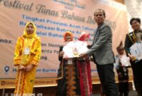 Dua Siswa Siswi SDN 2 Percontohan-Blangkejeren,   saat penerimaan penghargaan di Banda Aceh |doc|SDN2|