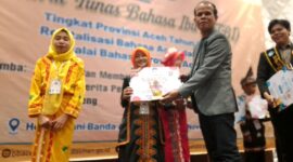 Dua Siswa Siswi SDN 2 Percontohan-Blangkejeren,   saat penerimaan penghargaan di Banda Aceh |doc|SDN2|