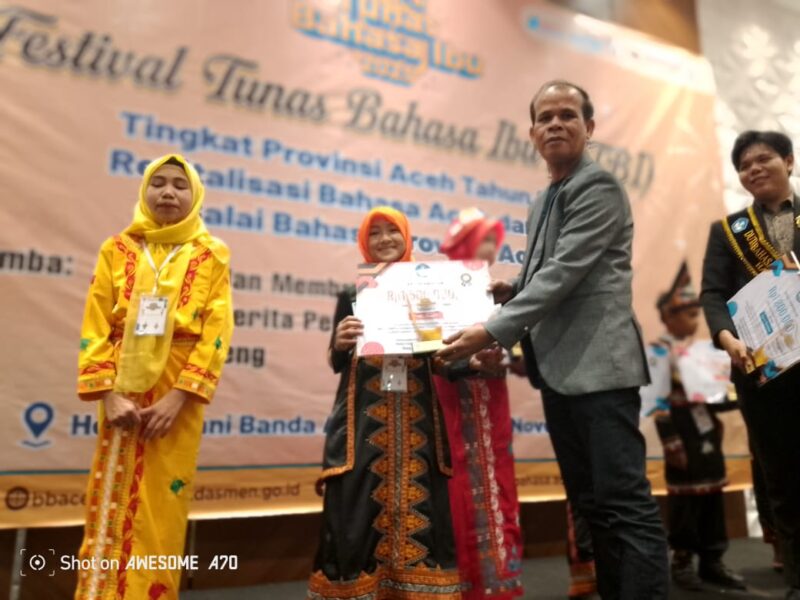 Dua Siswa Siswi SDN 2 Percontohan-Blangkejeren,   saat penerimaan penghargaan di Banda Aceh |doc|SDN2|