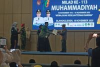 Pimpinan Daerah Muhammadiyah, Aji Syahputra serahkan penghargaan kepada H Khairul yang telah menghibahkan tanah seluas 1ha untuk pembangunan sekolah di Blangkejeren|doc|insetgalus|