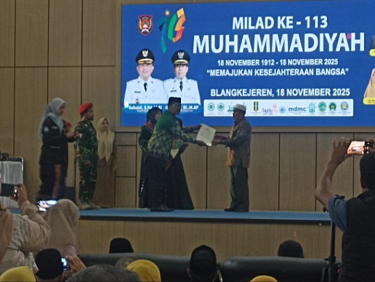 Pimpinan Daerah Muhammadiyah, Aji Syahputra serahkan penghargaan kepada H Khairul yang telah menghibahkan tanah seluas 1ha untuk pembangunan sekolah di Blangkejeren|doc|insetgalus|